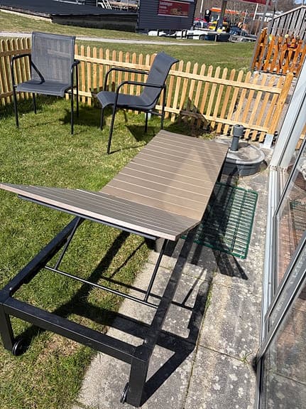 Äpplarö  solsäng med orange dyna från IKEA