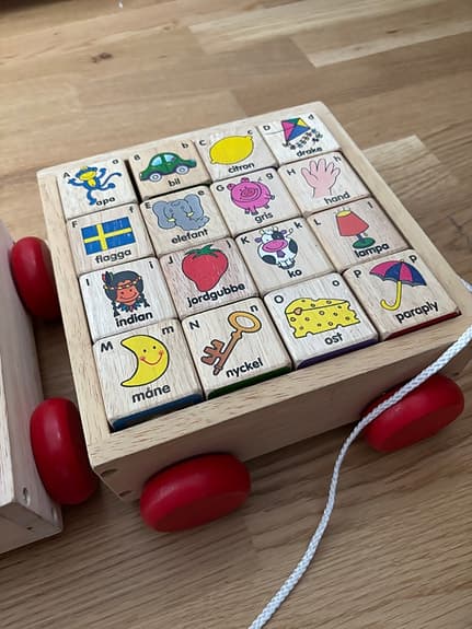 Kids-Wood vagn på hjul med träklossar.