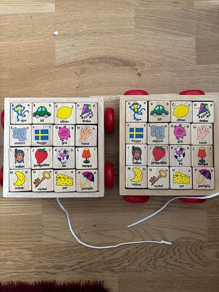 Kids-Wood vagn på hjul med träklossar.
