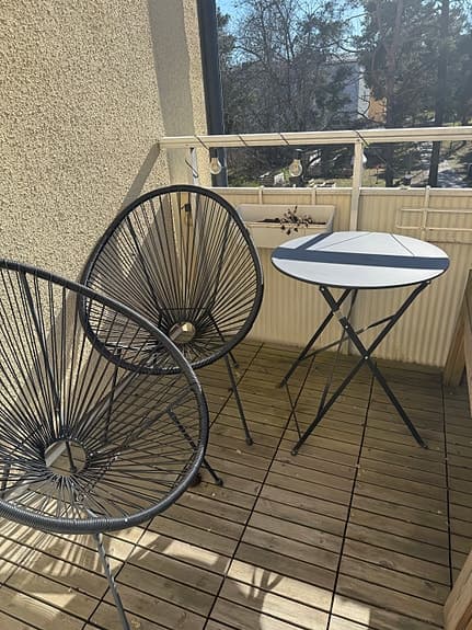 Balkong/utemöbler (två stolar och ett bord)