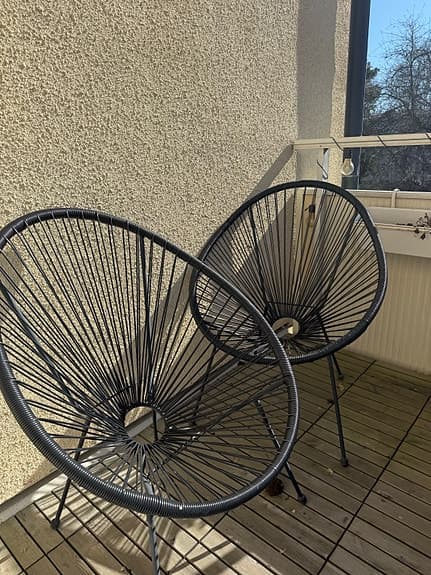 Balkong/utemöbler (två stolar och ett bord)