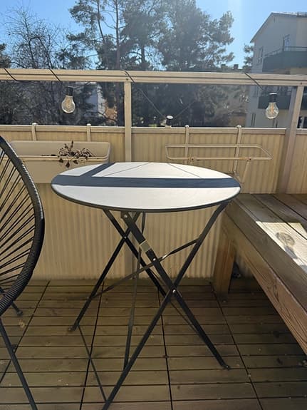 Balkong/utemöbler (två stolar och ett bord)
