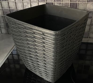 Kruka stor i svart konstrotting