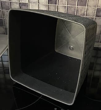 Kruka stor i svart konstrotting