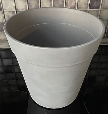 Kruka med hål i botten grå plast