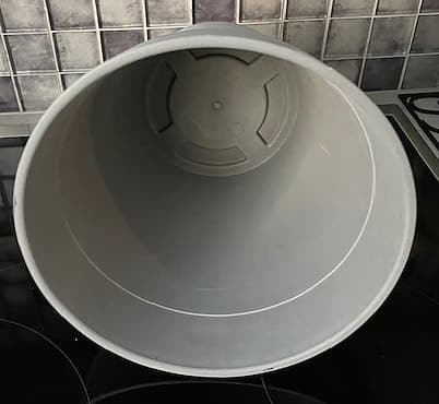 Kruka med hål i botten grå plast