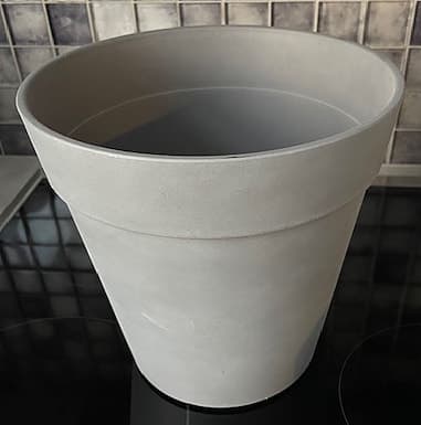 Kruka i grå färg i plast