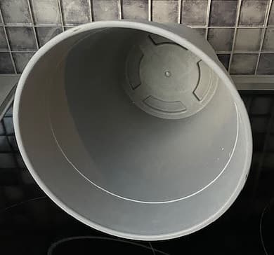 Kruka i grå färg i plast