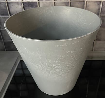 Kruka i grå plast