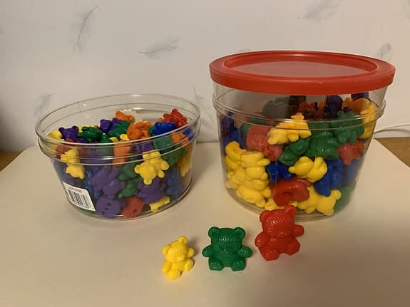 Balansvåg för barn med flerfärgade viktnallar i plast "Learning Resourses".