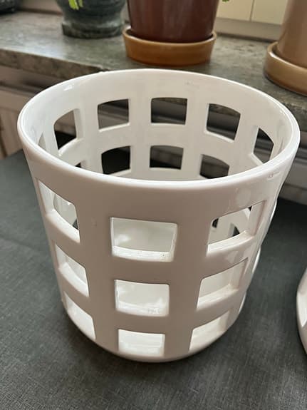 Vit kruka med rutmönster keramik Åhlens