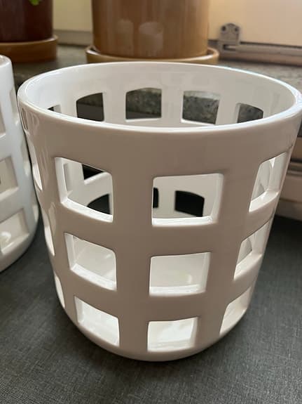 Vit kruka med rutmönster keramik Åhlens