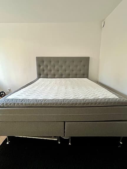 Mio kontinentalsäng grå med sänggavel