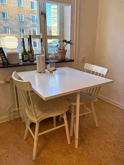 Fin vit matgrupp IKEA NORDEN slagbord två stolar