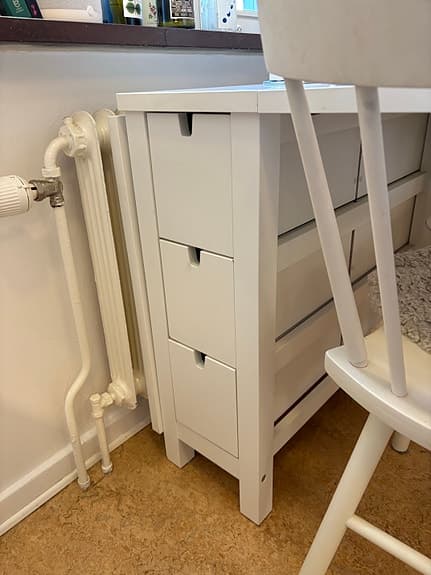 Fin vit matgrupp IKEA NORDEN slagbord två stolar