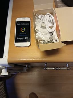 Samsung Galaxy Ace 4 smartphone vit