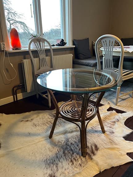 Litet bord i Rotting med glasskiva