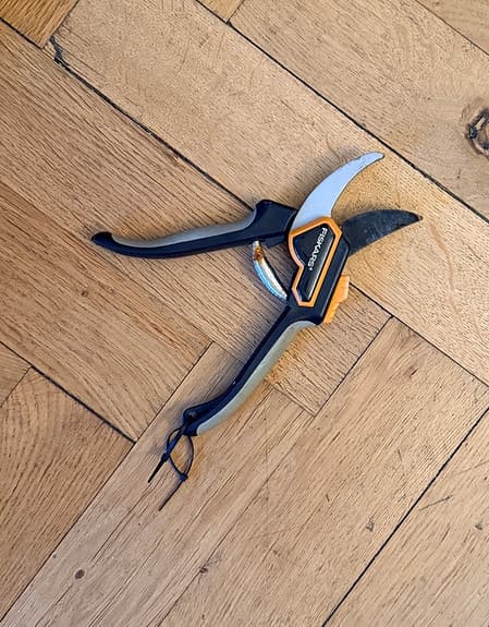 Fiskars sekatör och häcksax samt Wolf-Garten kultivator trädgårdsredskap