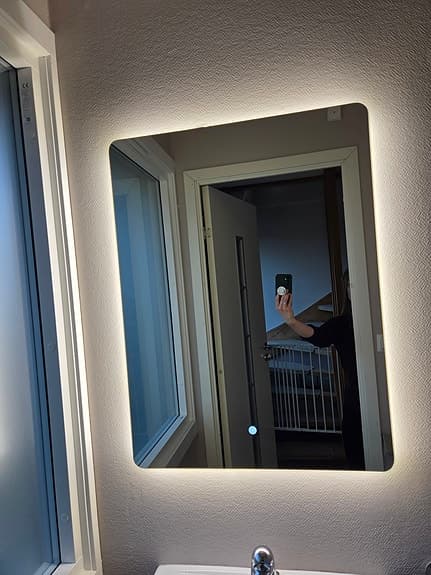 Spegel med integrerad LED-belysning