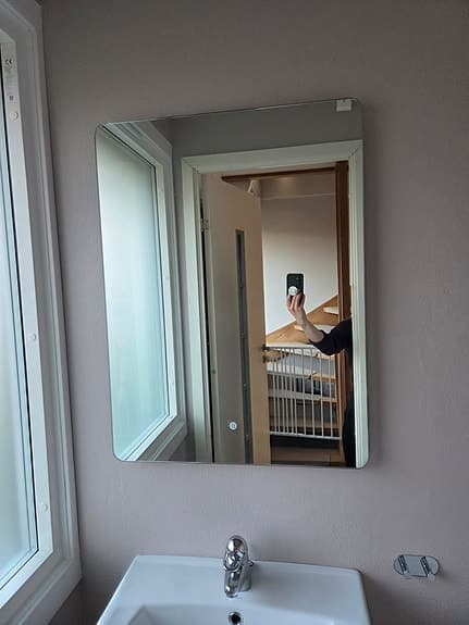 Spegel med integrerad LED-belysning