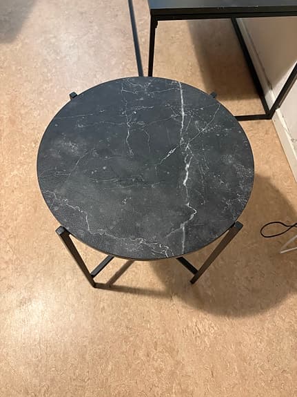 Stilrena bord i marmor och svart metall - 2 st för 400 kr!