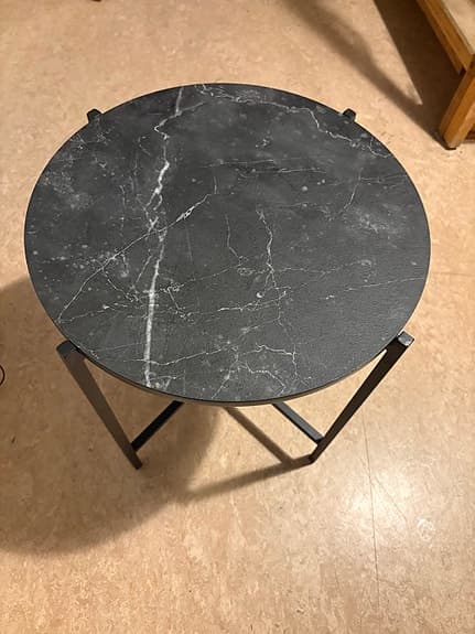 Stilrena bord i marmor och svart metall - 2 st för 400 kr!