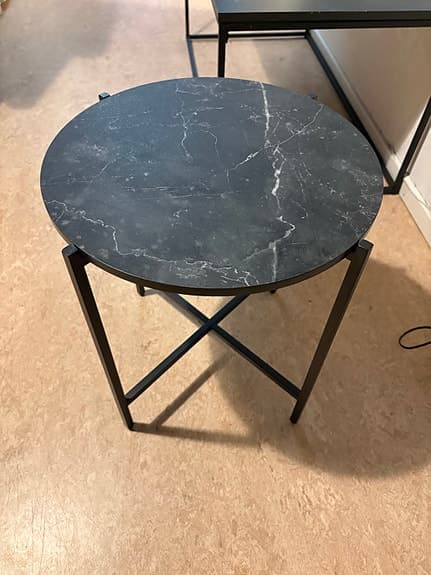 Stilrena bord i marmor och svart metall - 2 st för 400 kr!