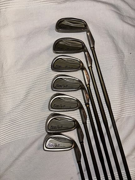 Golfset järnklubbor och driver svart