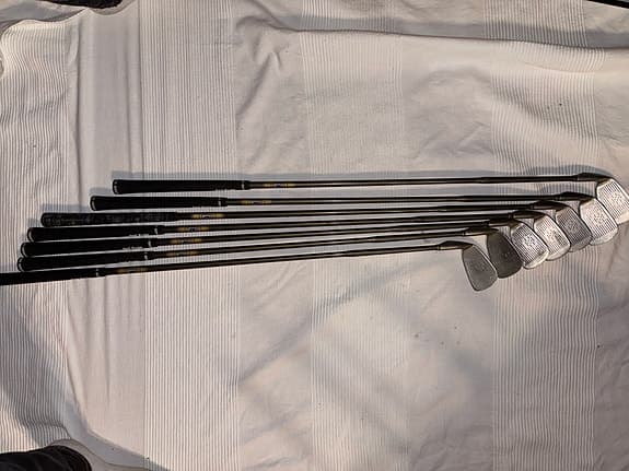 Golfset järnklubbor och driver svart
