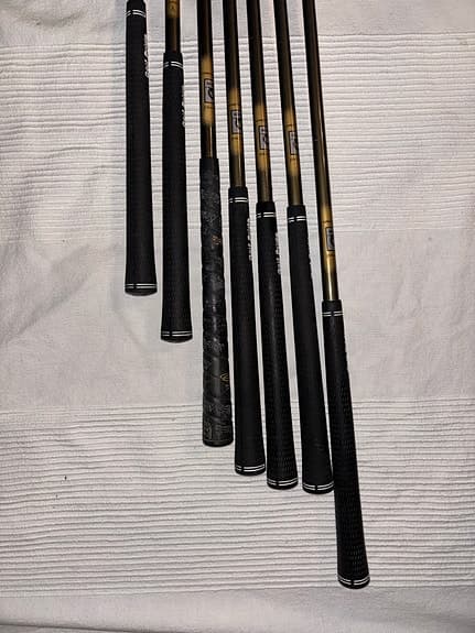 Golfset järnklubbor och driver svart