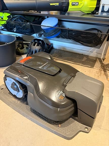 Husqvarna Automower 305 – Nyservad, garanti kvar!