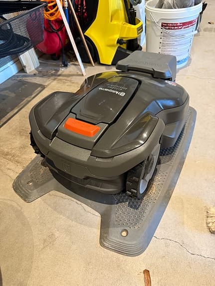 Husqvarna Automower 305 – Nyservad, garanti kvar!