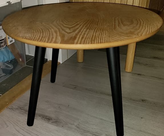 Runt soffbord trä med svarta ben