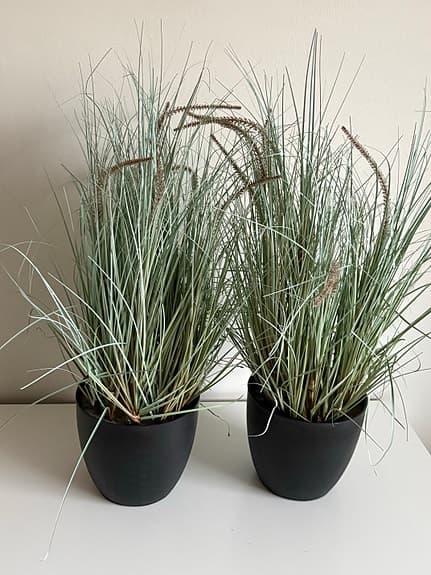 Konstgräs i svart krukan 2 st