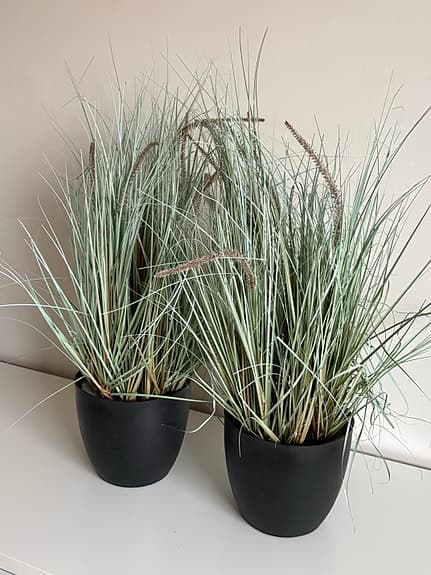 Konstgräs i svart krukan 2 st