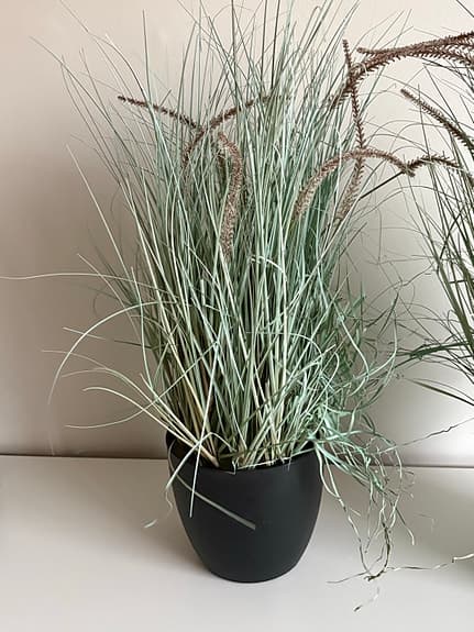 Konstgräs i svart krukan 2 st