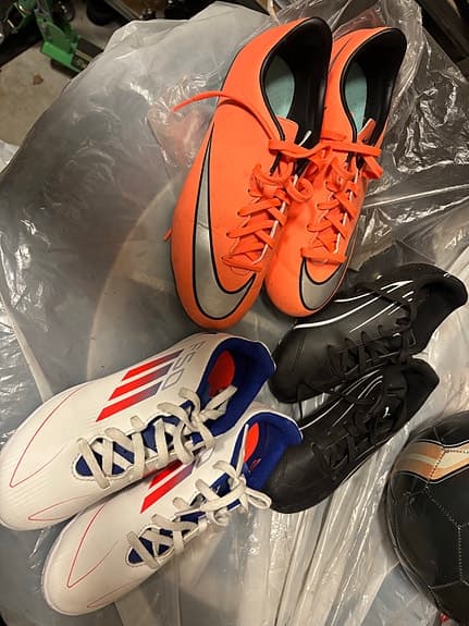 Fotbollsskor blandade modeller flerfärgade