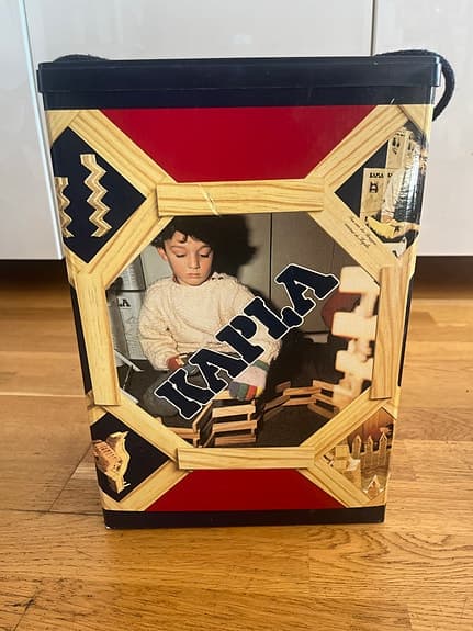 Kapla byggklossar i låda