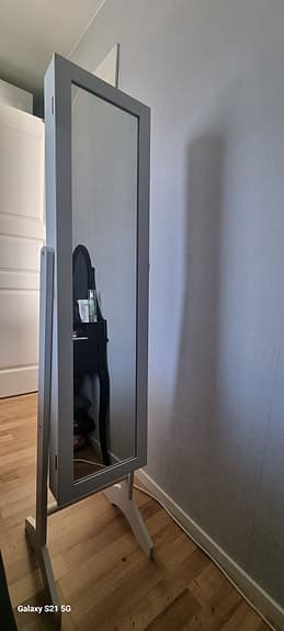 Smyckeskåp med spegel