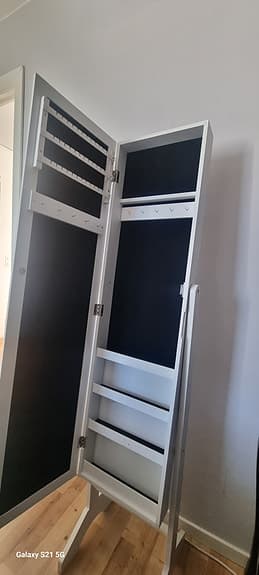 Smyckeskåp med spegel