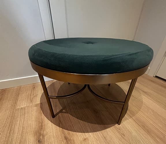 Pall, Sittpuff i sammet med guldfärgad metallram