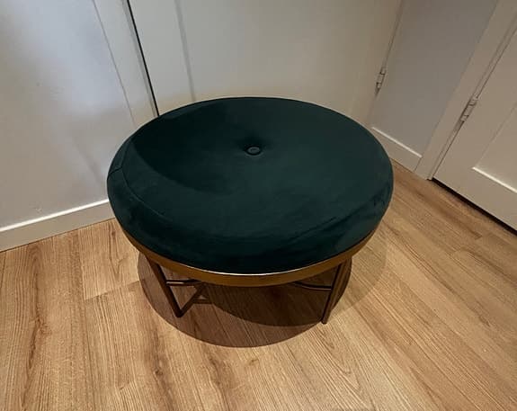 Pall, Sittpuff i sammet med guldfärgad metallram