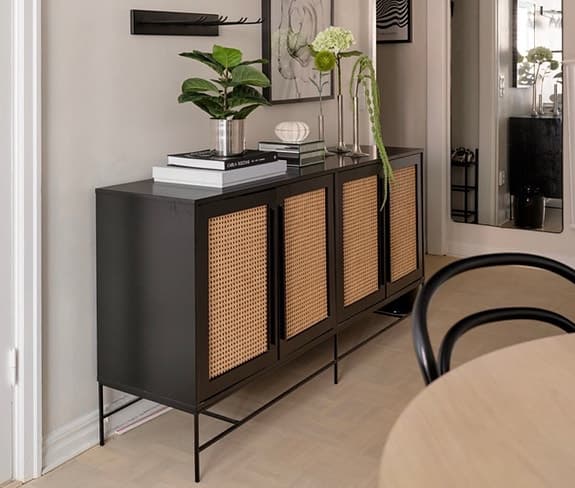 Fint skåp med bra förvaring