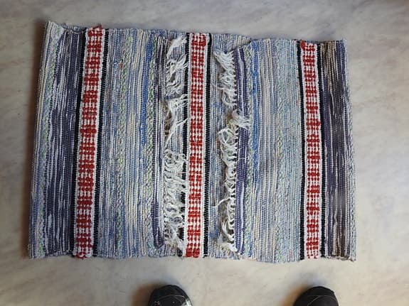 Trasmatta blåvit med röda ränder