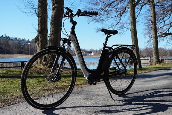Yosemite elcykel med mittmotor
