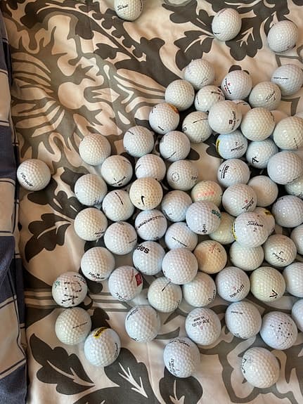 Golfbollar och klubbor