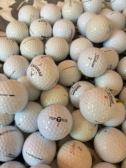 Golfbollar och klubbor