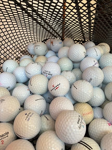 Golfbollar och klubbor