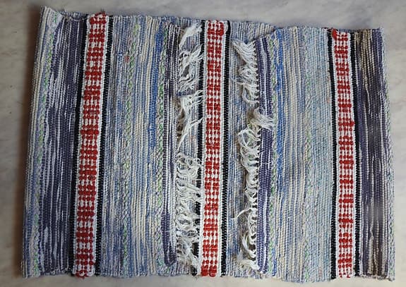 Trasmatta blåvitgrönn med röda ränder