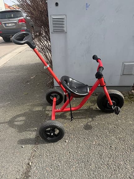 Trehjuling cykel med stång och korg